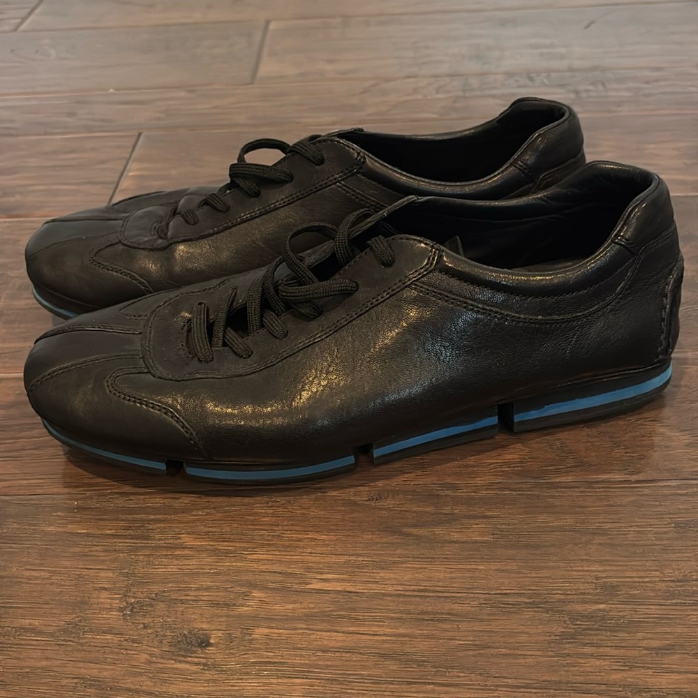 Prada Men‘s authentic leather sneaker in black, size 9.